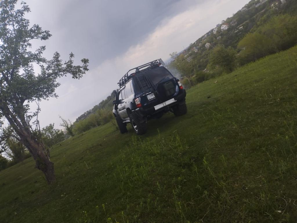 Автомобиль на берегу горного озера – комфортный отдых в дикой природе.